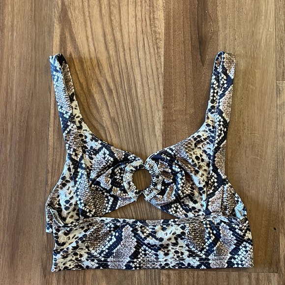 ✨3/$15✨Snakeskin Cami Top - Picture 5 of 7